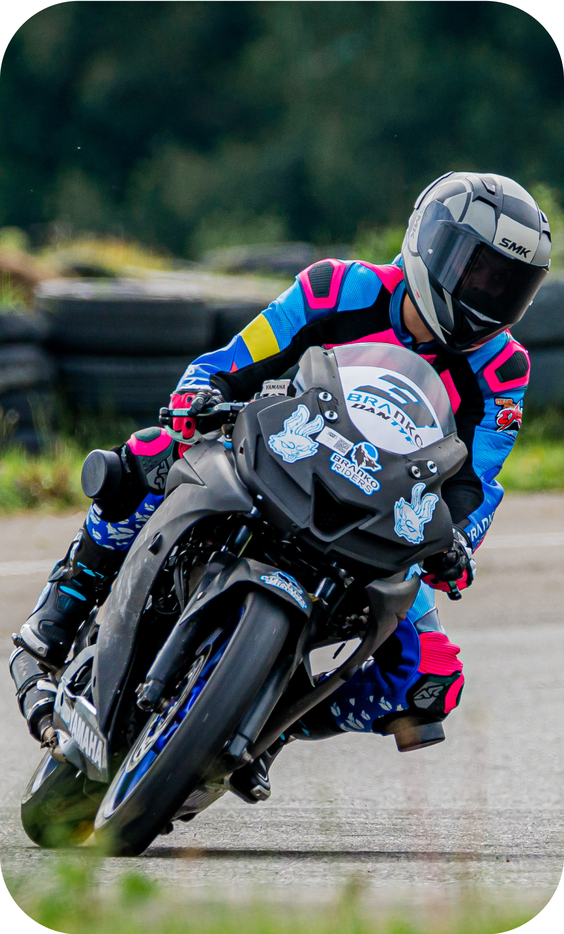 Motocicleta deportiva Branko en pista de carreras mostrando máximo rendimiento